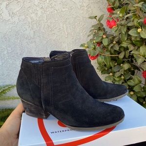 Blondo leather waterproof bootie. Size 8 wide.